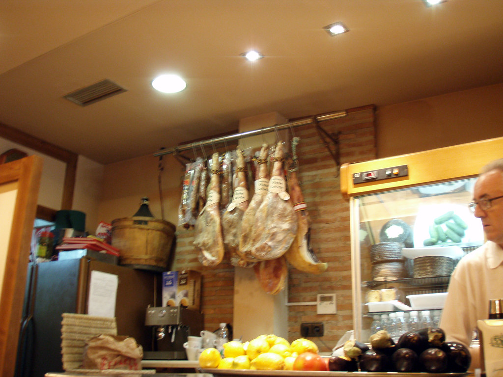 Interior y platos de Taberna El Fogón en La Latina (imagen de muestra)